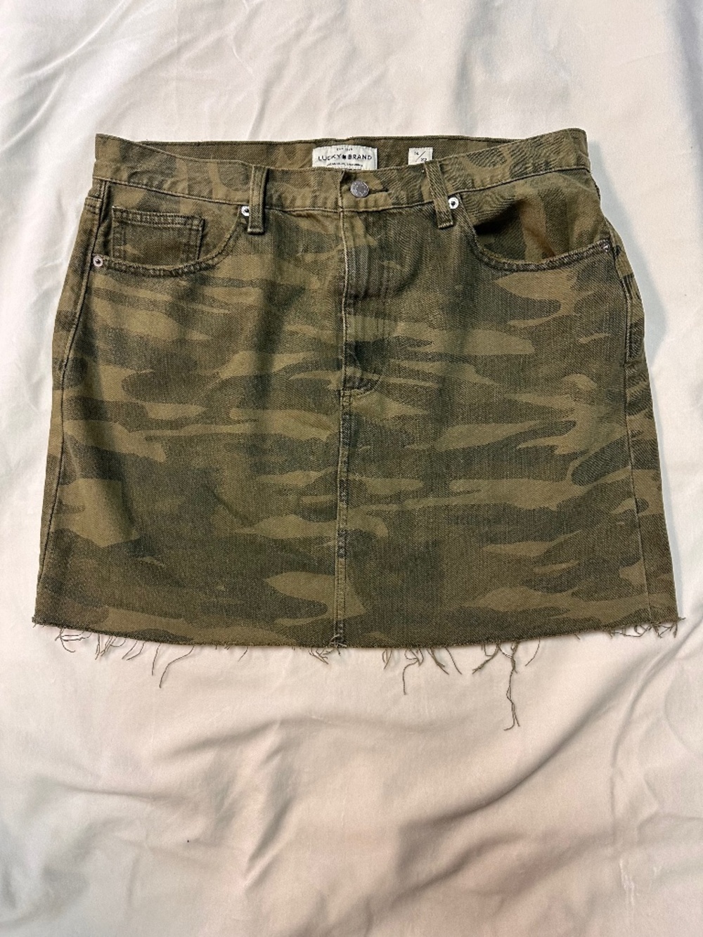 LUCKY BRAND SHORT CAMO SKIRT